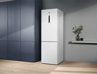 Холодильник Electrolux LNC7ME32W2